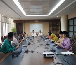 Sekdaprov Riau, SF Hariyanto saat memimpin rapat pembahasan (foto/int)